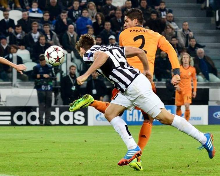 Finisce 2-2 tra Juventus e Real Madrid allo Juventus Stadium. Al 20&#39;  del secondo tempo  Llorente  a firmare il pareggio. Cross da destra di Caceres, pessimo Varane in marcatura sullo spagnolo che di  testa batte Casillas. 